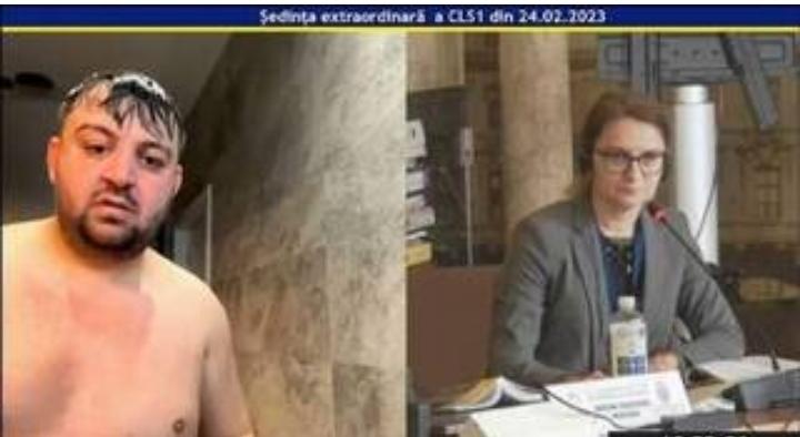 موقف لا يحسد عليه.. عضو في حزب روماني يظهر عاريا أمام زملائه (فيديو)