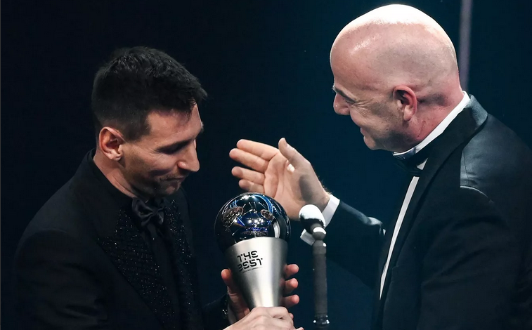 ميسي يتوج بجائزة الـ"فيفا" لأفضل لاعب في العالم
