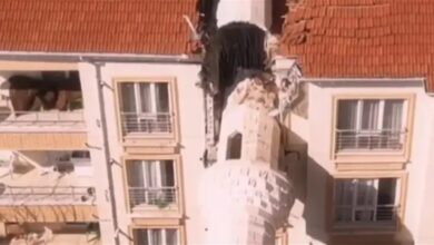 مشهد مخـ.ـيف .. انهارت المئذنة فقسمت المنزل لنصفين في تركيا (فيديو)