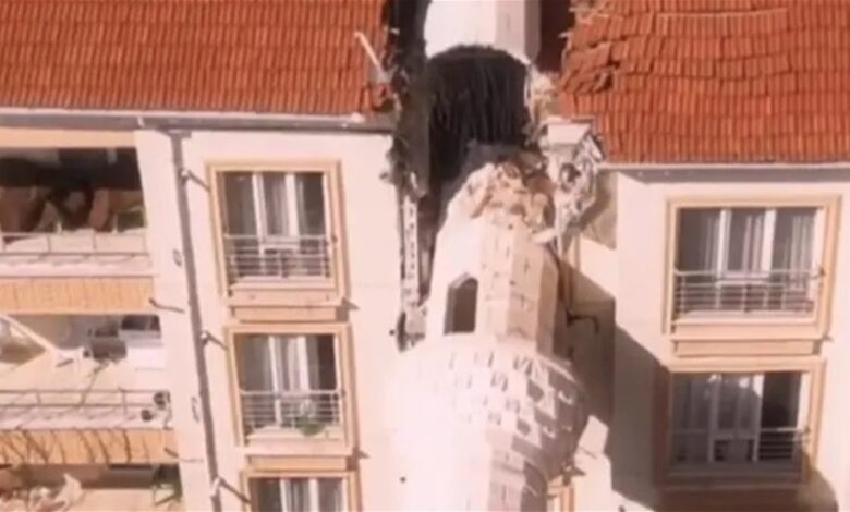 مشهد مخـ.ـيف .. انهارت المئذنة فقسمت المنزل لنصفين في تركيا (فيديو)