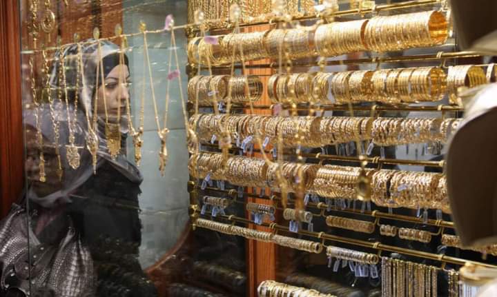 الذهب يتخطى حاجز الـ 400 ألف ليرة