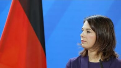 وزيرة خارجية ألمانيا تتعرض لموقف محرج في مطار نيودلهي: لا يوجد أحد هنا... فيديو