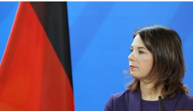 وزيرة خارجية ألمانيا تتعرض لموقف محرج في مطار نيودلهي: لا يوجد أحد هنا... فيديو