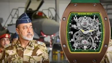 ساعة سلطان عمان تسرق الأنظار في قاعدة عسكرية.. وهذا سعرها