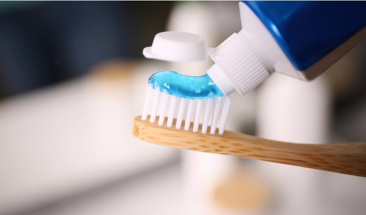 من إزالة البقع الصعبة وحتى تنظيف الأحذية.. استخدامات أخرى لمعجون الأسنان