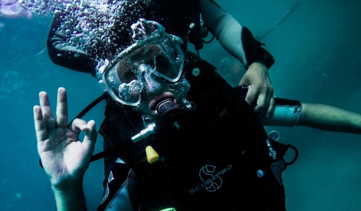 رجل يخوض تجربة الحياة تحت الماء.. يواصل التحدي حتى اليوم الـ100 ويعتقد أنها ستشفيه من أمراضه (فيديو)