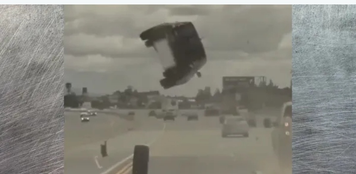 فيديو لحادث أغرب من الخيال.. السيارة حلقت عاليا على الطريق
