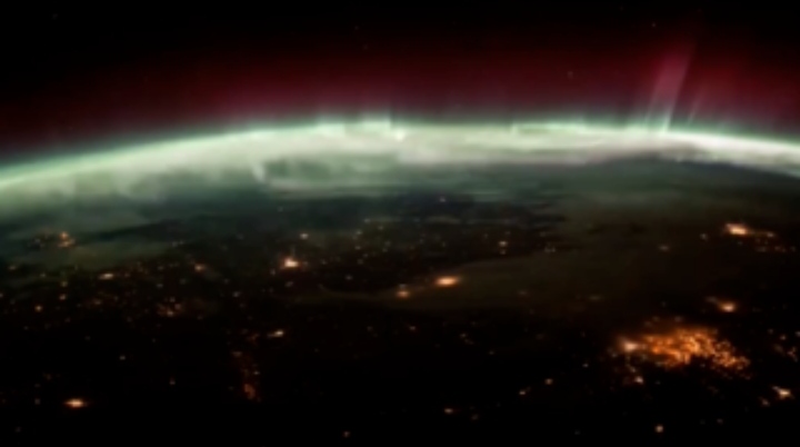هكذا تبدو ظاهرة الشفق القطبي من السماء! (فيديو)