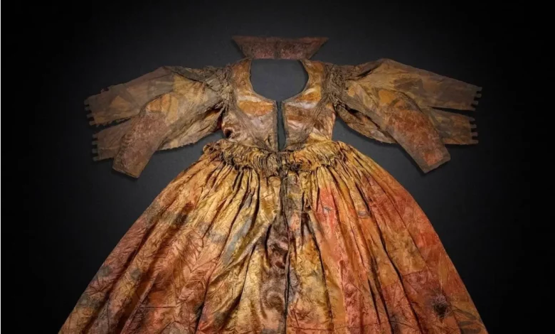 باحثون يكشفون أسرار “الفستان السحري” الذي بقي محفوظاً في البحر لعدة قرون