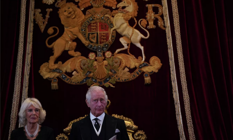 تاج من الورق... الملك تشارلز الثالث يتعرض لموقف محرج في ألمانيا... فيديو