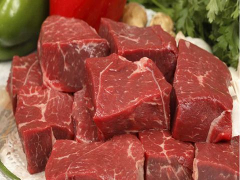 أسعار اللحوم تخالف القوانين الاقتصادية .. ضعف الإقبال يرفع الأسعار