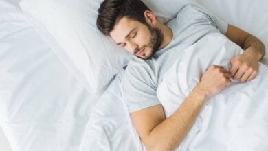 فوائد النوم على الظهر وأضراره