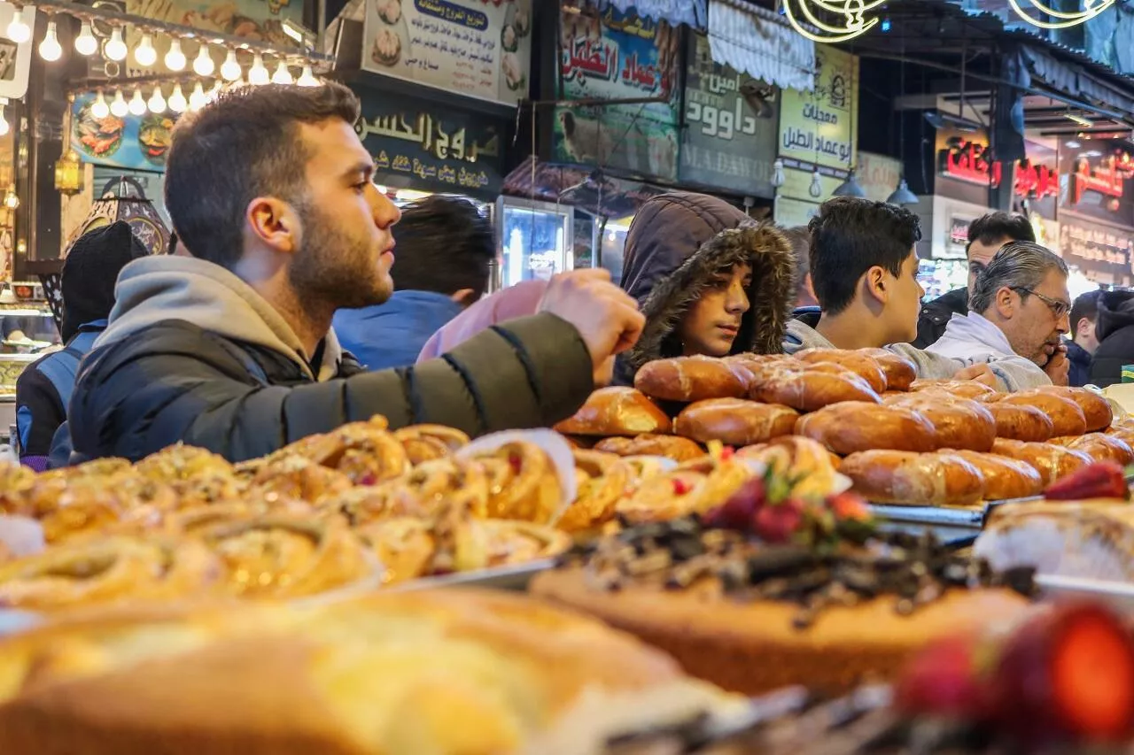 بالصور.. سوق الجزماتية أشهر اسواق الاطعمة الرمضانية في دمشق القديمة