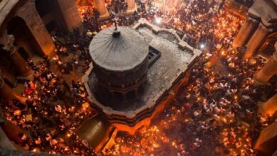 القدس.. تجمع آلاف الحجاج لرؤية خروج النار المقدسة من قبر المسيح (فيديو)