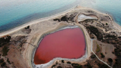 يتغير شكلها من وقت لآخر ولا يوجد منها سوى 8 في العالم ..عجائب البحيرة الوردية في تركيا