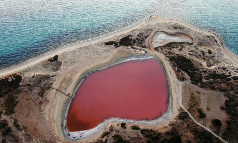 يتغير شكلها من وقت لآخر ولا يوجد منها سوى 8 في العالم ..عجائب البحيرة الوردية في تركيا