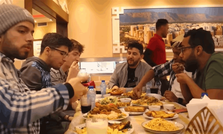 يوتيوبر يمني يقنع غير مسلمين في هولندا بتجربة الصيام ويدعوهم للإفطار مجانًا !