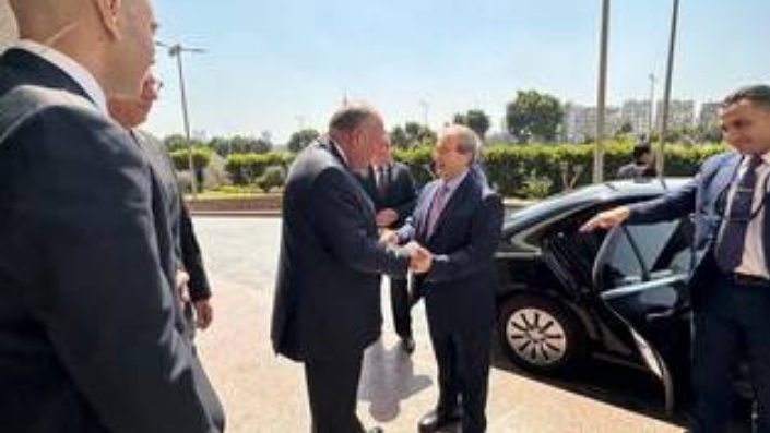 في زيارة هي الأولى منذ سنوات.. وزير الخارجية السوري يصل إلى القاهرة (صور)