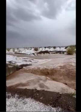 السعودية.. مشاهد مذهلة لجريان السيول غرب المملكة (فيديو)