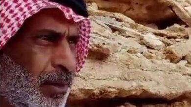 بسبب عقوق الأبناء.. فيديو مؤثر لمسن سعودي قرر البقاء في الصحراء حتى الموت! (فيديو)