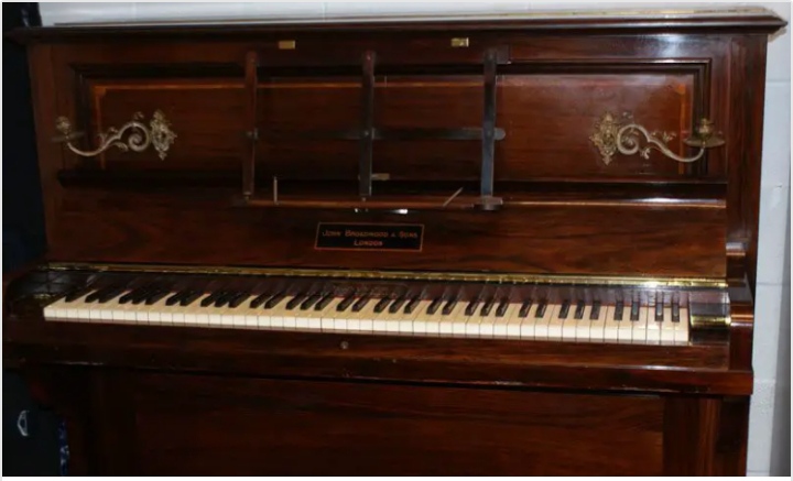 عند أجراء الصيانة له كانت المفاجأة ..رجل يتبرع ببيانو تاريخي يعود إلى 110 أعوام بداخله كنز دون علمه