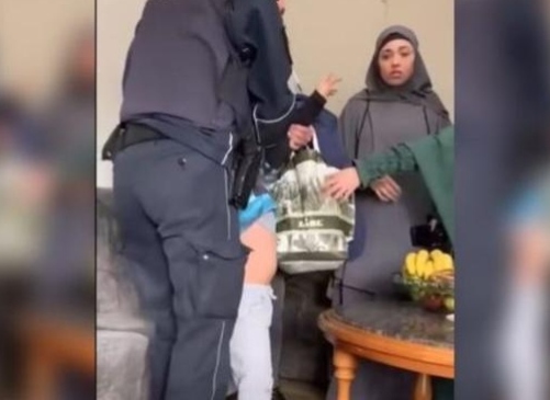 فيديو يظهر سحب الشرطة الألمانية طفلاً من عائلته العربية يثير غضباً