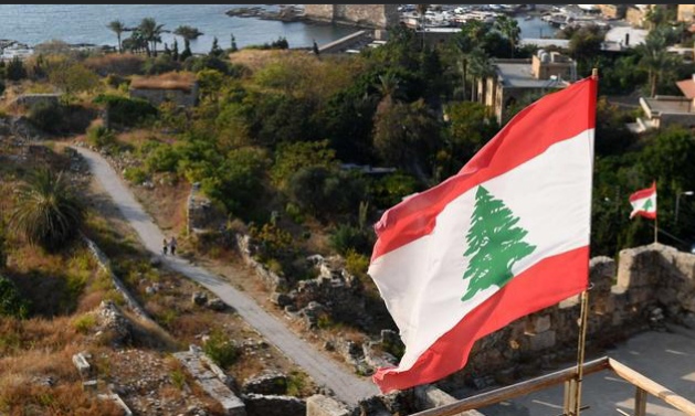 لبنانيون يتظاهرون في باريس رفضًا لبقاء النازحين السوريين في بلادهم