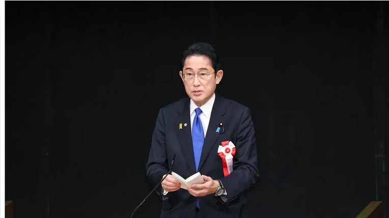 انفجار قنبلة قرب رئيس الوزراء الياباني خلال إلقائه خطابا (شاهد)