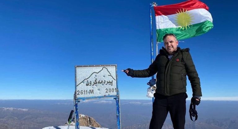 بالفيديو.. مصر. ع مصور قناة في العراق إثر سقوطه من أعلى جبل
