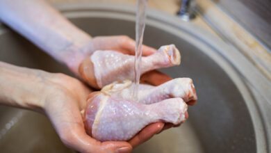 قد يسبب أمراضاً خطيرة.. احذروا غسل الدجاج بهذه الطريقة قبل طهوه