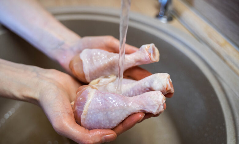 قد يسبب أمراضاً خطيرة.. احذروا غسل الدجاج بهذه الطريقة قبل طهوه