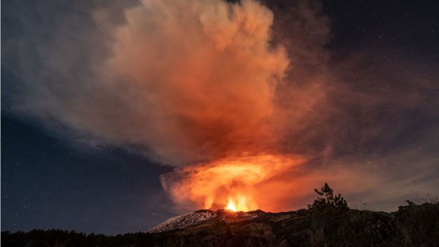 انفجــار بركان في إيطاليا يلقي بأطنان من الغازات السامة.. هل ستصل سوريا؟
