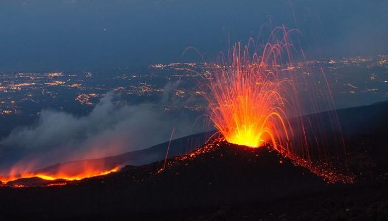 إيطاليا تلجأ لإغلاق أحد مطاراتها بعد ثوران بركان شهير.. سجل ارتفاعاً يقدر بـ3326 متراً