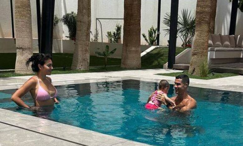 جورجينا بلا مكياج في المسبح مع رونالدو بمنزلهما في الرياض