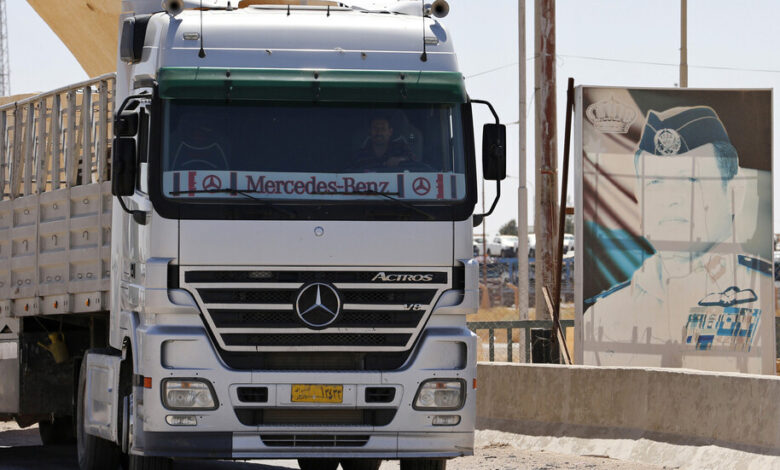 سوريا: مئات الشاحنات متوقفة على الحدود مع الأردن