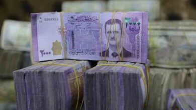 نائب في البرلمان: الحكومة لم تعط أجوبة صريحة حول أسباب ارتفاع سعر الصرف وتفكر بزيادة الرواتب!