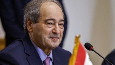 المقداد يصل إلى عمان للمشاركة في اجتماع وزراء خارجية السعودية والأردن ومصر والعراق بشأن سوريا