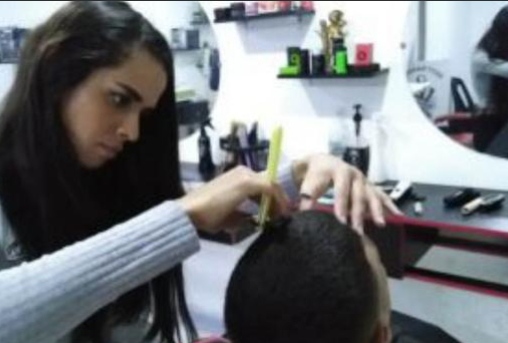 مروة أبو حسون… شابة تقتحم مهنة الحلاقة الرجالية في سوريا