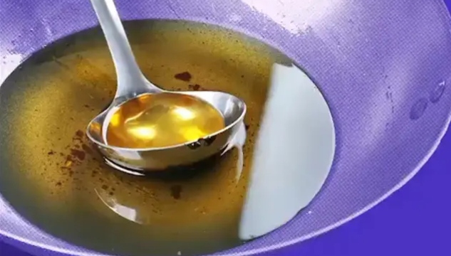6 أسرار هامة تمنعك من التخلص من زيت القلي المستعمل