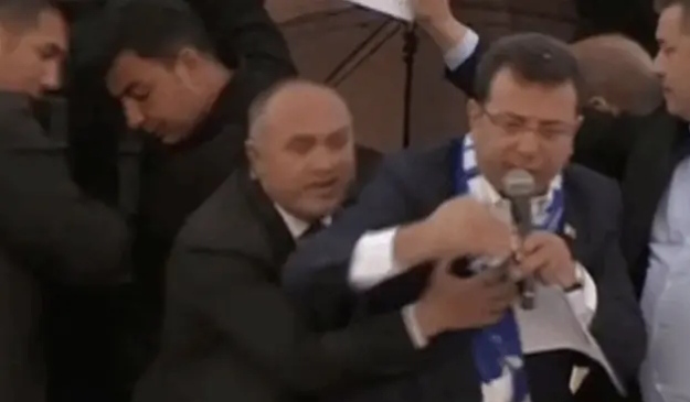 انتخابات تركيا تحتدم.. رئيس بلدية إسطنبول يُرشق بالحجارة وهجوم على وزير (فيديو)