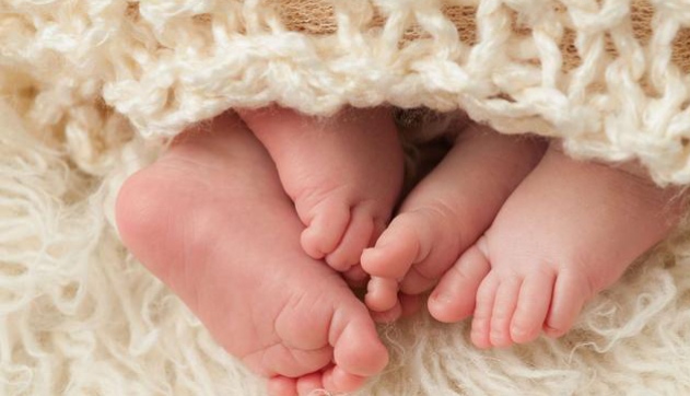 حادثة عجيبة... ولادة أول طفل في بريطانيا لثلاثة آباء