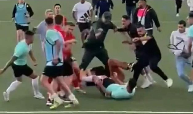 مباراة تتحول إلى "معركة ضارية" بين لاعبين ومشجعين في إسبانيا (فيديو)