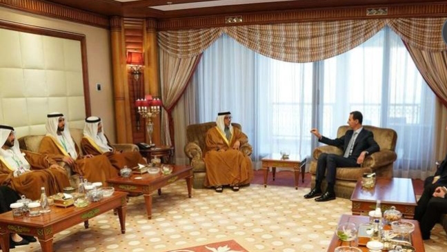 الرئيس السوري وأمير قطر يجريان "حديثا جانبيا" قبيل انعقاد القمة العربية