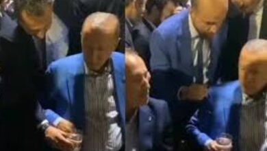 أردوغان يرفض شرب الماء من يد حارسه