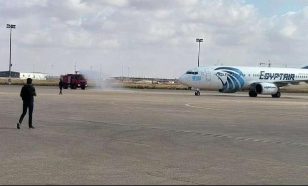 الركاب نجوا بأعجوبة.. انفجار إطار طائرة مصرية أثناء هبوطها في جدة