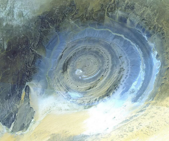صور غريبة لـ"عين صحراء" المغرب العربي المحيرة للعلماء من الفضاء
