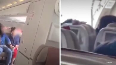 لحظات رعب عاشها ركاب طائرة بعد فتح بابها قبيل هبوطها (فيديو)